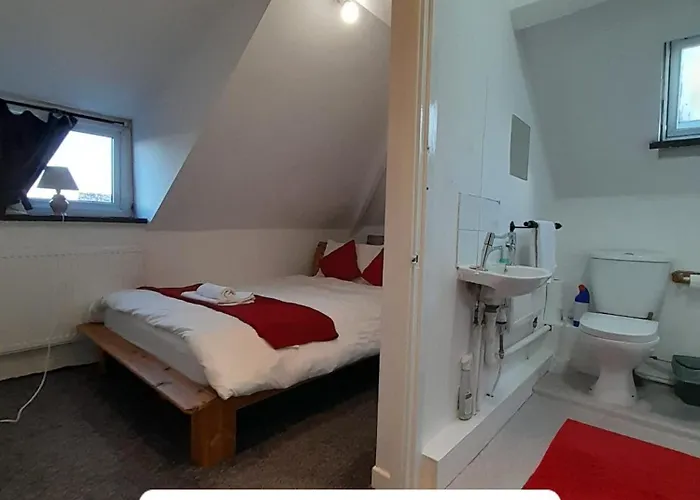 Entire Victoria Park Cardiff Apartment With Free Street Parking Bus 17 And 18 Direct To Cardiff City Centre, Fast Free Wi-Fi