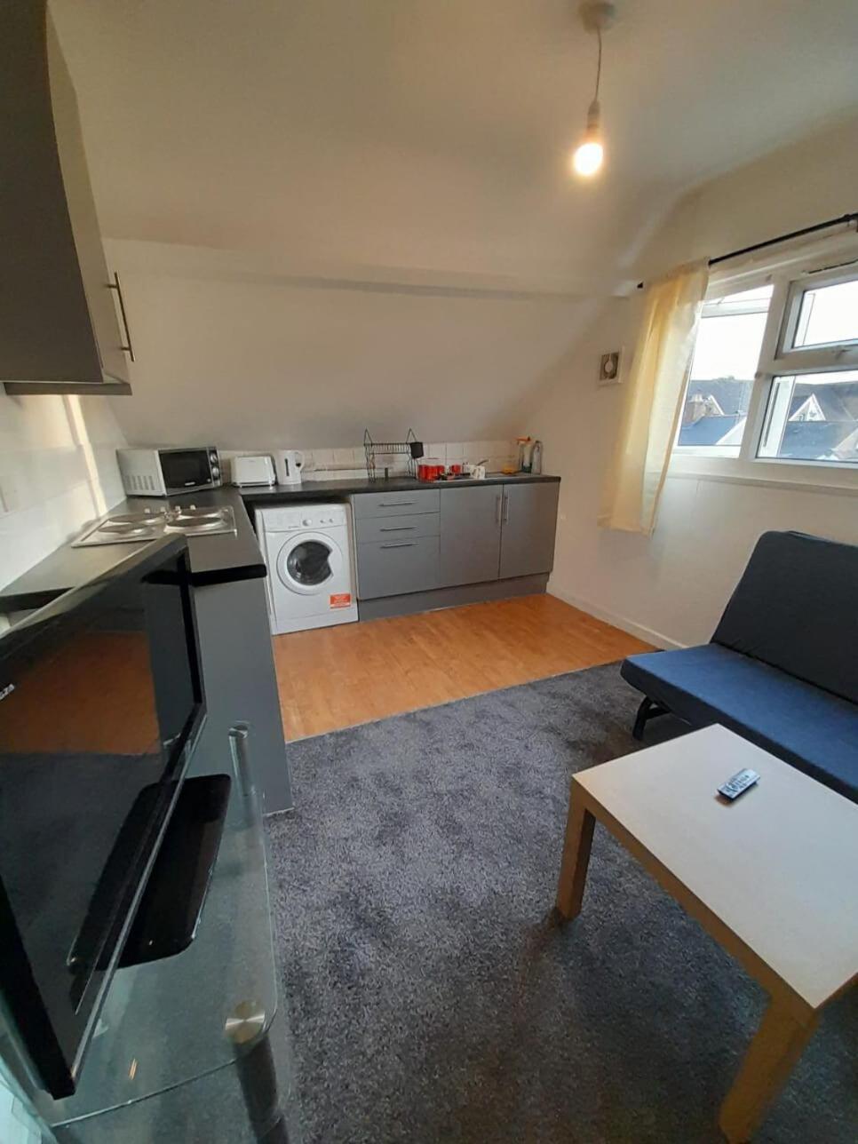 Apartment Entire Victoria Park With Free Street Parking Bus 17 And 18 Direct To Centre, Fast Free Wi-fi Cardiff