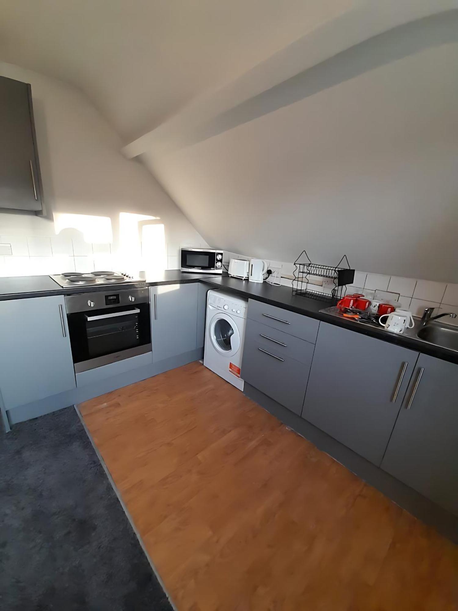 Apartment Entire Victoria Park With Free Street Parking Bus 17 And 18 Direct To Centre, Fast Free Wi-fi *